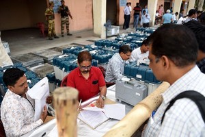 官員街頭向選民派發選舉資料。（圖源：Getty Images）