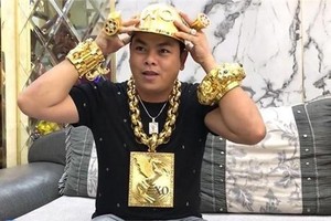 被扣押的嫌犯陳玉福。（圖源：蔡玲）