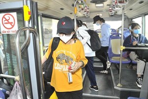 搭乘86號巴士線的很多乘客仍使用現金購票。