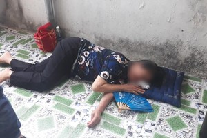 某一病人前來鄭春旺的非法診所接受“治療”。（圖源：阮壬）