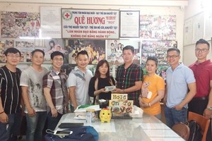 本市華人青年企業家向該中心代表捐款。