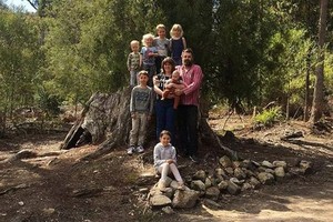 這個九口之家住在塔斯馬尼亞州一個遠離電網的棚屋裡。（圖源：互聯網）