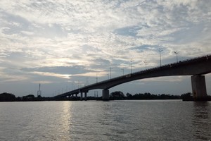 五根橋畔夕陽紅