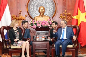 市委書記阮善仁（右）接見荷蘭基礎設施與水資源管理部長舒爾茨‧范哈根女士。（圖源：越通社）