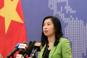 我國外交部發言人黎氏秋姮在記者會上回答媒體機關關注的問題。（圖源：文牒）