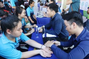 大中學生與企業進行交流。（圖源：越通社）