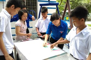 何氏竹梅（右二）指引小朋友做勞作。