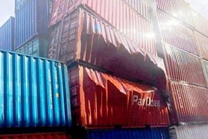 堆積中的兩個集裝箱爆破後面目全非，嚴重損壞。（圖源：CTV）