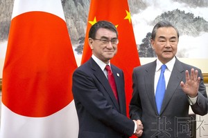 日本外相河野太郎（左）15日在北京與中國國務委員兼外交部長王毅舉行會談，確認了為6月在大阪召開的二十國集團(G20)峰會取得成功而合作。（圖源：共同社）