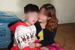 協助孩子克服心理創傷。（示意圖源：互聯網）