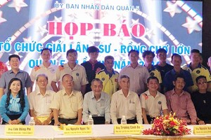 第五郡人委會副主席張庚波、郡體育中心主任阮玉秀、各華人會館、龍獅團代表應邀出席。