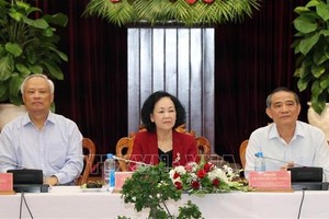 中央民運部長張氏梅同志（中）主持會議。（圖源：越通社）