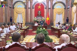 國家副主席鄧氏玉盛在主席府接見後江省有功者代表團。（圖源：VTV視頻截圖）