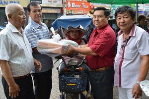 福慧慈善組代表派禮物給殘疾者。