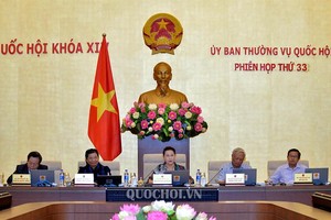 國會主席阮氏金銀（中）主持會議。（圖源：Quochoi.vn）