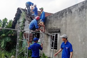 德寧鄉的“免費泥水匠隊”忙著為鄧氏珠大娘修葺住房。