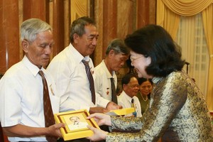 國家副主席鄧氏玉盛（右）贈送紀念品給有功者。（圖源：越通社）