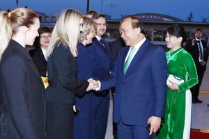 阮春福總理在哈威爾國際機場啟程返回越南。 （圖源：越通社）