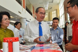 市委書記阮善仁（中）參觀了解國貨產品。（圖源：越勇）