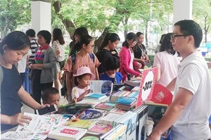 家長與小朋友購買書籍。（圖源：范輝）