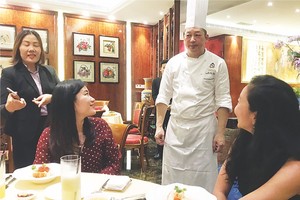 蕭顯志名廚與越南食客交流。