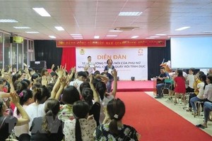 CARE駐越南代表處與太原省勞動聯團配合在TDT投資與開發股份公司舉辦的“讓婦女擁有更多發言權，旨在終止廠房內的性騷擾情況”論壇。（圖源：越通社）