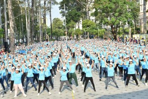 廣大職工參加體操匯演節目。