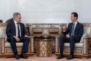 敘利亞總統巴沙爾‧阿薩德（右）與俄羅斯副總理尤里‧鮑里索夫舉行會談。（圖源：EPA）