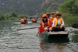 遊客坐船遊長安勝景。（圖源：互聯網）