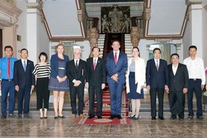 市領導與西澳大利亞州代表團合影留念。（圖源：晉力）