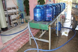 職能力量突擊檢查時發現自然礦泉水灌注處，水瓶和盛裝不封閉，沒有與其他部門分開，尚未裝備空氣殺菌系統。（圖源：山榕）