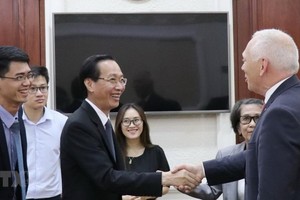 市人委會常務副主席黎清廉（前中）接見比利時瓦隆‧布拉班特省省長吉爾‧馬耶。（圖源：越通社）