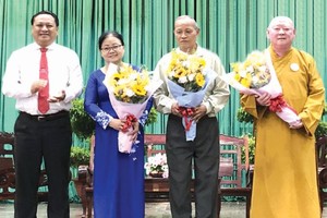 郡人委會副主席陳飛龍向３位模範代表 贈送鮮花。