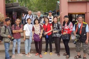 華人攝影會代表團采風時留影。