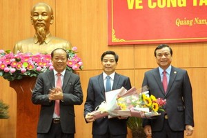 新任廣南省委常務副書記黎文勇（中）獲送鮮花祝賀。（圖源：亭曾）