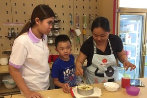 在工作人員協助下，我們的櫻花果凍生乳酪蛋糕終於出爐。