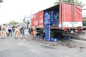 平兆隊交警力量趕抵現場，與民眾配合輔助司機清理現場、克服事故，同時調節交通。（圖源：VOH）