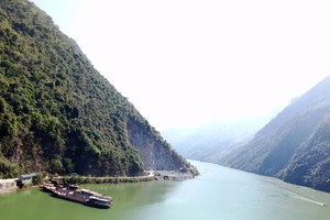 風平浪靜的沱江。