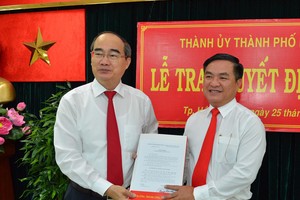 市委書記阮善仁(左)向陳仲俊同志頒發人事委任《決定》。（圖源：越勇）