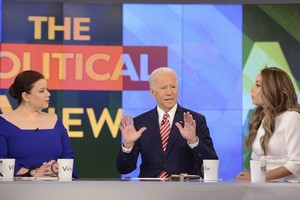 美國前副總統拜登（中）宣佈參選2020年總統大選的24小時內，便已經募得630萬美元的選舉獻金，超過其他政治對手。（圖源：AP）