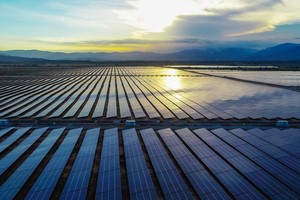 寧順太陽能發電廠由上百萬太陽能電池板組成，成為當前東南亞規模最大的太陽能發電廠。（圖源：瓊陳）