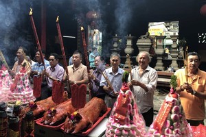 霞漳會館理事拜祭天后聖母。