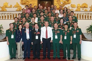 政府常務副總理張和平（前左五）同越南退伍軍人協會代表團合影留念。