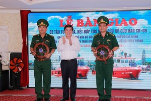 市人委會主席阮成鋒（中）向市邊防部隊象徵式移交兩艘CN09號救援船和10艘高速汽艇。（圖源：市黨部新聞網）