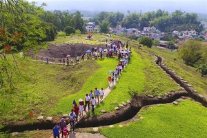 遊客參觀奠邊府大捷戰場 A1山丘歷史遺跡區。（圖源：越通社）