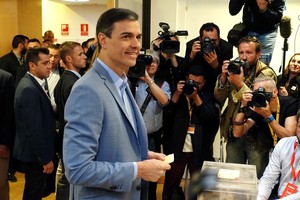 4月28日，西班牙首相桑切斯（前）在馬德里一處投票站內投票。（圖源：新華社）