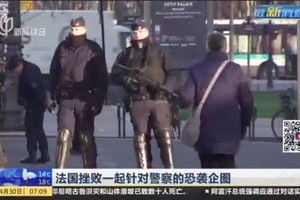 法國內政部長卡斯塔內29日說，法國近期挫敗一起針對警察的恐怖襲擊企圖，並逮捕了4名嫌疑人。（圖源：視頻截圖）