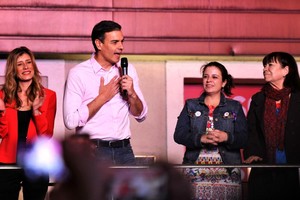 西班牙首相、工人社會黨主席桑切斯（左二）在選舉結果揭曉後與支持者見面。（圖源：新華社）