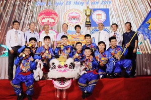 第五郡領導、各會館代表頒獎給獲舞獅 梅花樁項目冠軍的海南聯友龍獅團Ａ隊。