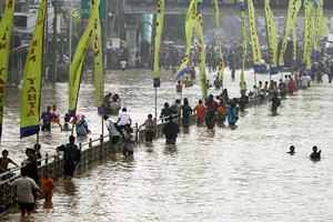 雅加達街道被淹沒。（圖源：AP）